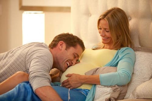 Matthew Morrison and Cameron Diaz in What to Expect When You're Expecting
