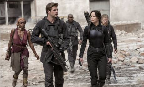 Liam Hemsworth Jennifer Lawrence Mockingjay Part 1