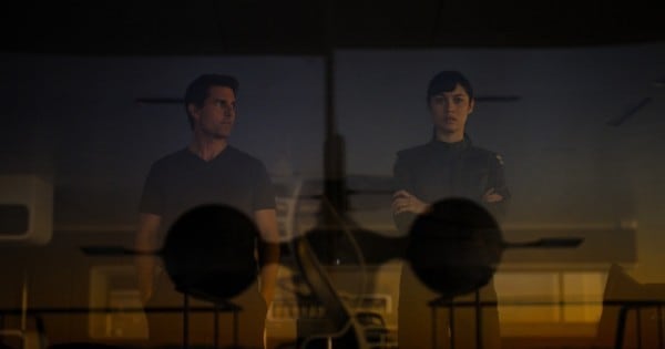 Oblivion Olga Kurylenko Tom Cruise Still
