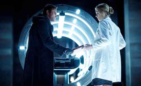 I, Frankenstein First Still: Aaron Eckhart Scares Yvonne Strahovski