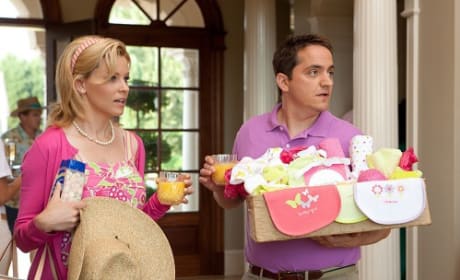 Elizabeth Banks and Ben Falcone in What to Expect