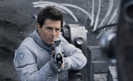 Tom Cruise Stars in Oblivion