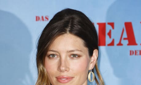 Uma Thurman, Jessica Biel Are Soccer Moms in Playing The Field
