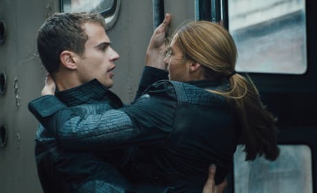 Theo James Shailene Woodley Star In Divergent
