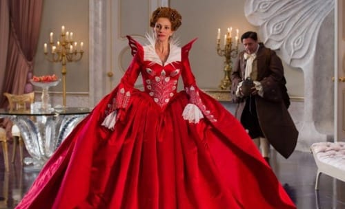 Julia Roberts Stars in Mirror Mirror