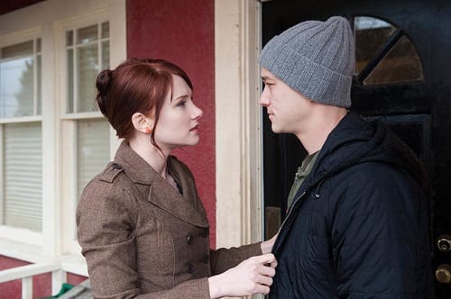 Joseph Gordon-Levitt and Bryce Dallas Howard in 50/50