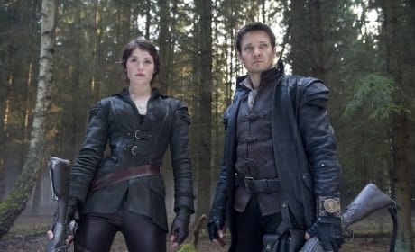 Jeremy Renner Hansel and Gretel Witch Hunters