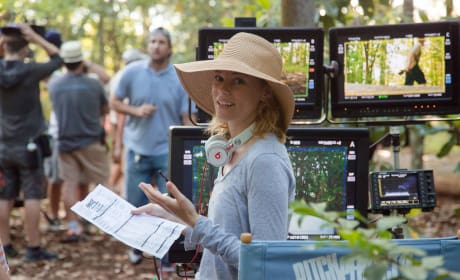 Pitch Perfect 2: Elizabeth Banks on Directorial Debut & Leading “By Example”