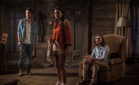 Evil Dead Shiloh Fernandez, Jessica Lucas & Lou Taylor Pucci