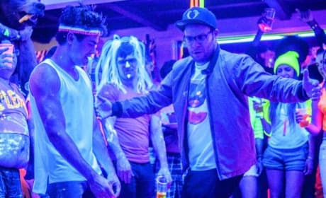 Neighbors Review: Seth Rogen & Zac Efron Battle, Audience Wins